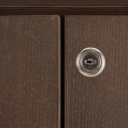 【上質さが薫る、美しいディテール】
温かみのある木目の中に光る金属の鍵穴が、単なる収納家具ではない、所有する喜びを感じさせるアクセントになっています。